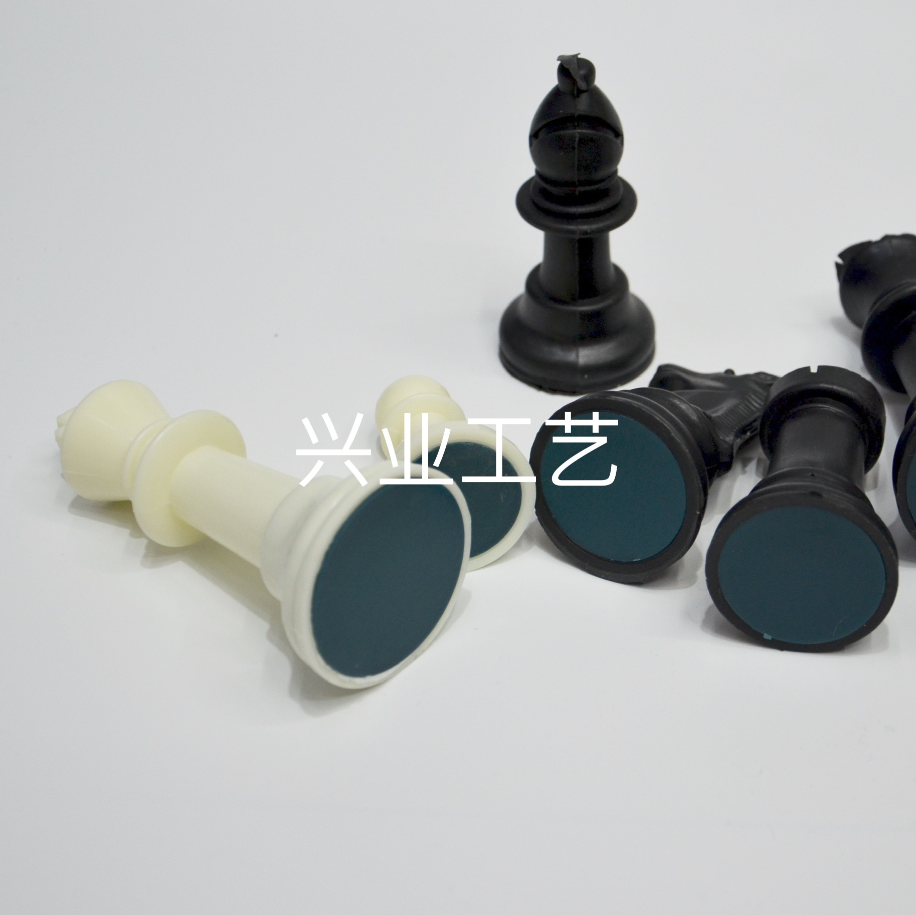 4.5寸特大 空心 仿贴布 塑料国际象棋棋子细节图