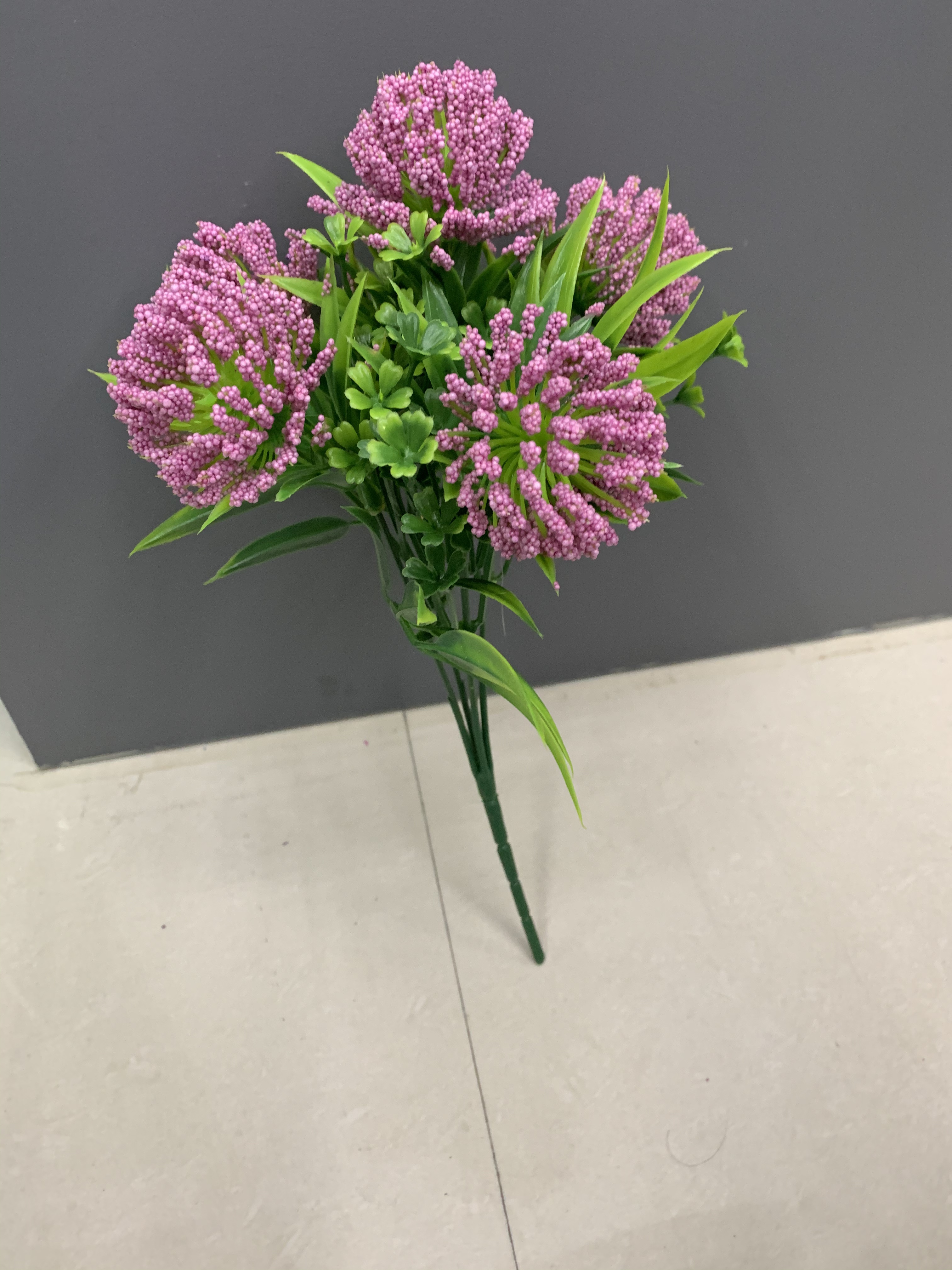 Small bouquets of flowers and small balls Specification image