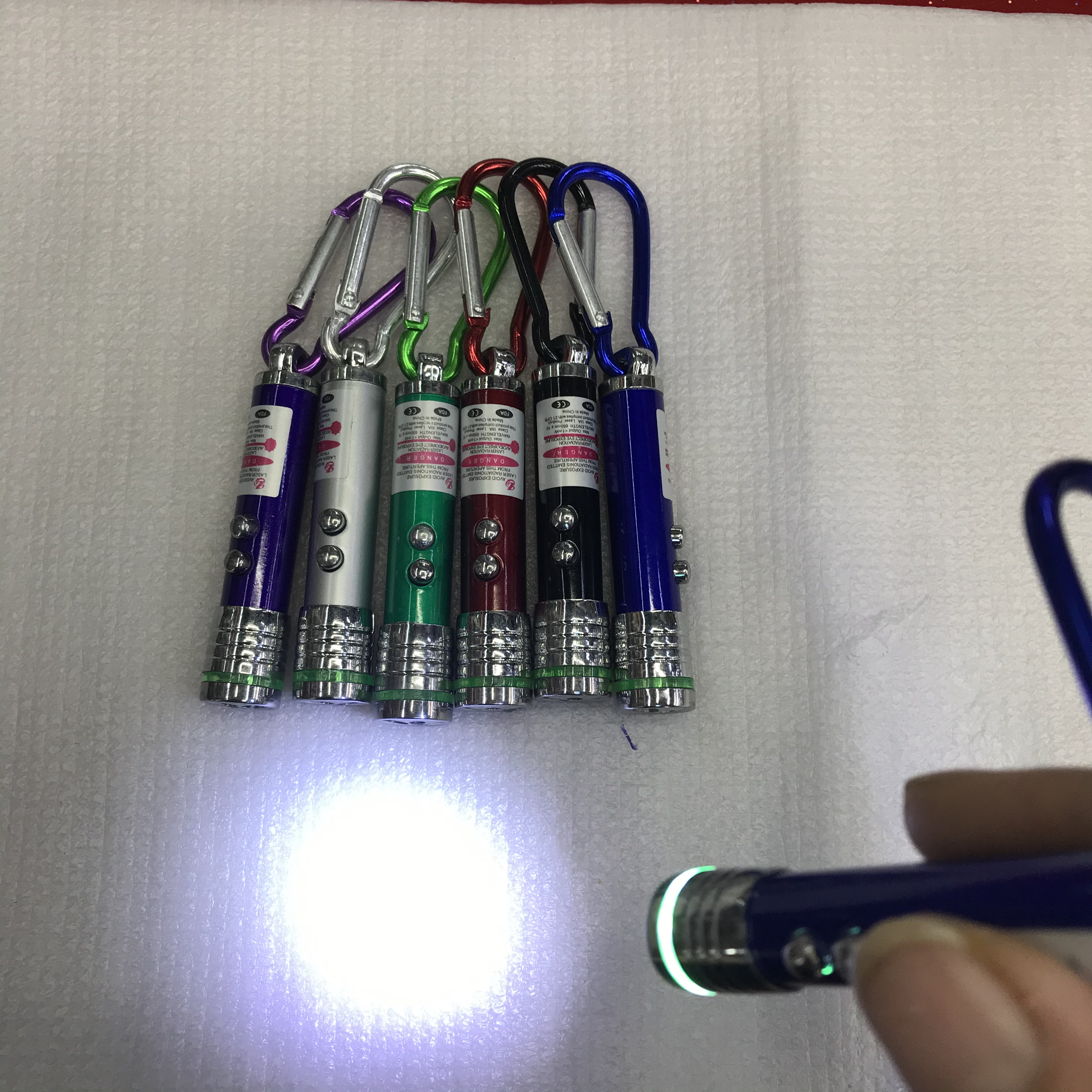 迷你小电筒红外线激光照明钥匙灯登山扣小电子灯教学激光逗猫棒详情图4