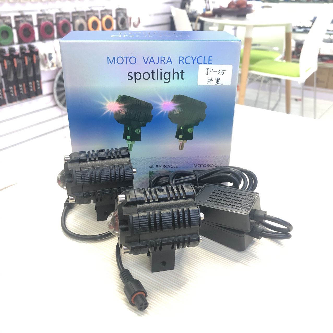 Motorcycle LED laser spotlights, ultra-bright led headlights, white and yellow light, street lamps, strong high beams, external waterproof and corrosion-resistant lens spotlights, electric vehicle and car anti-fog lights, motorcycle accessories full figure