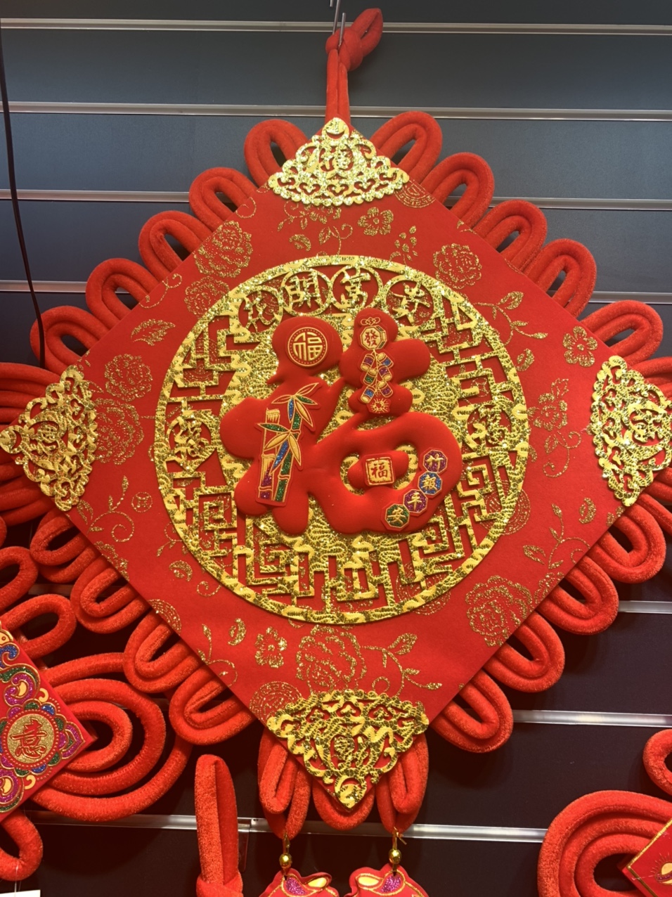 Chinese knot pendants, large peace knot, "Fu" character, heart-to-heart knot for home decoration, festive entrance hall background 6