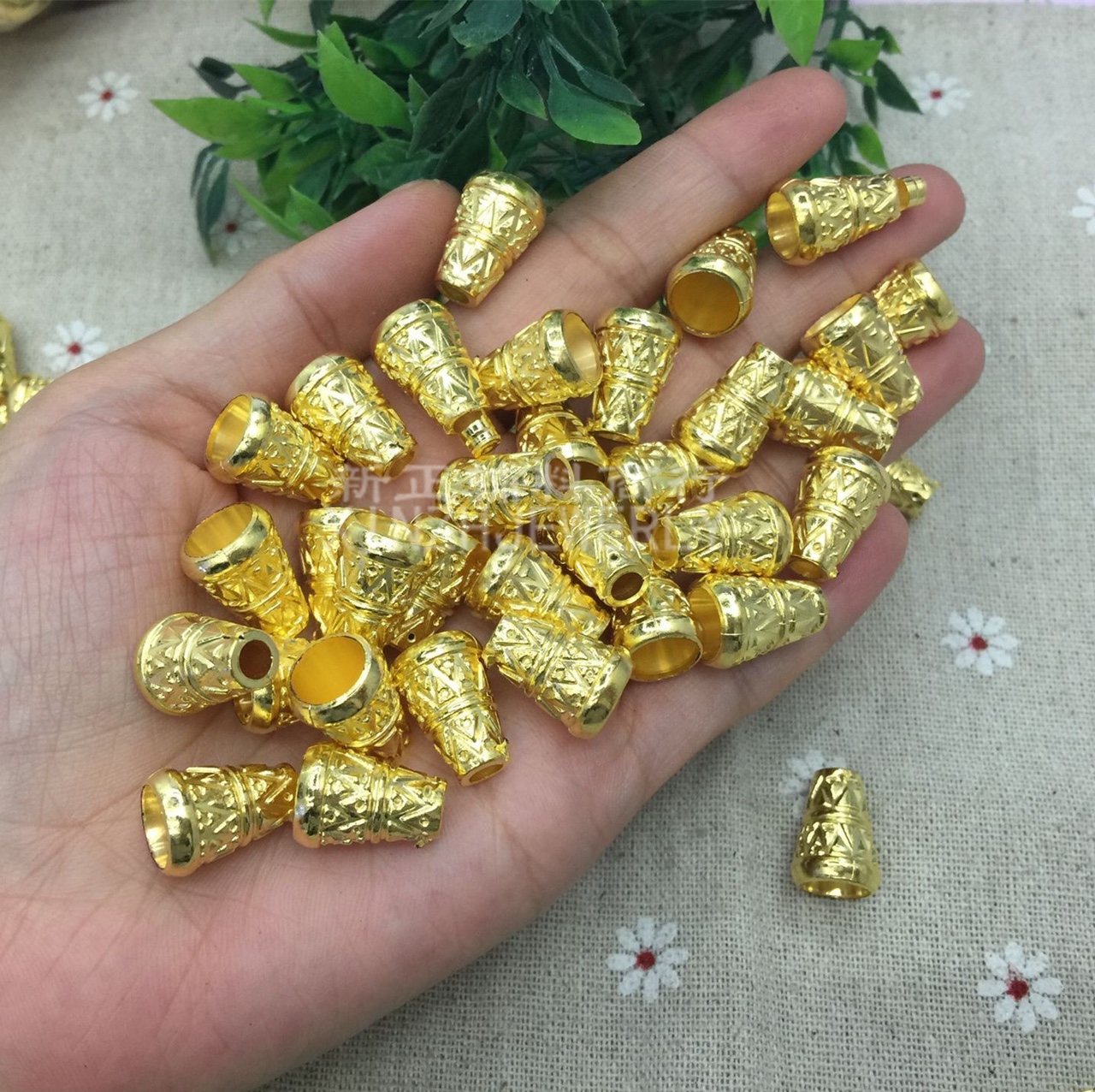 厂家直销专业生产各种吊钟塑料穿绳扣服装塑料吊钟服装辅料