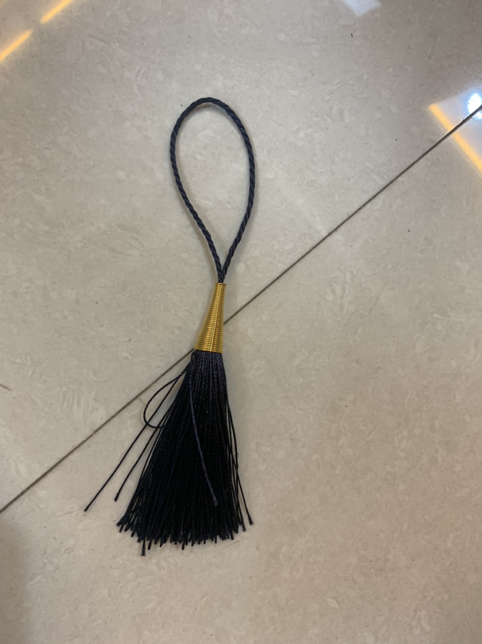 Supplying cute hats, wool balls, polyester embroidered thread shoes, flower balls, tassels, decorative scarves, and plush ball hangers. 6