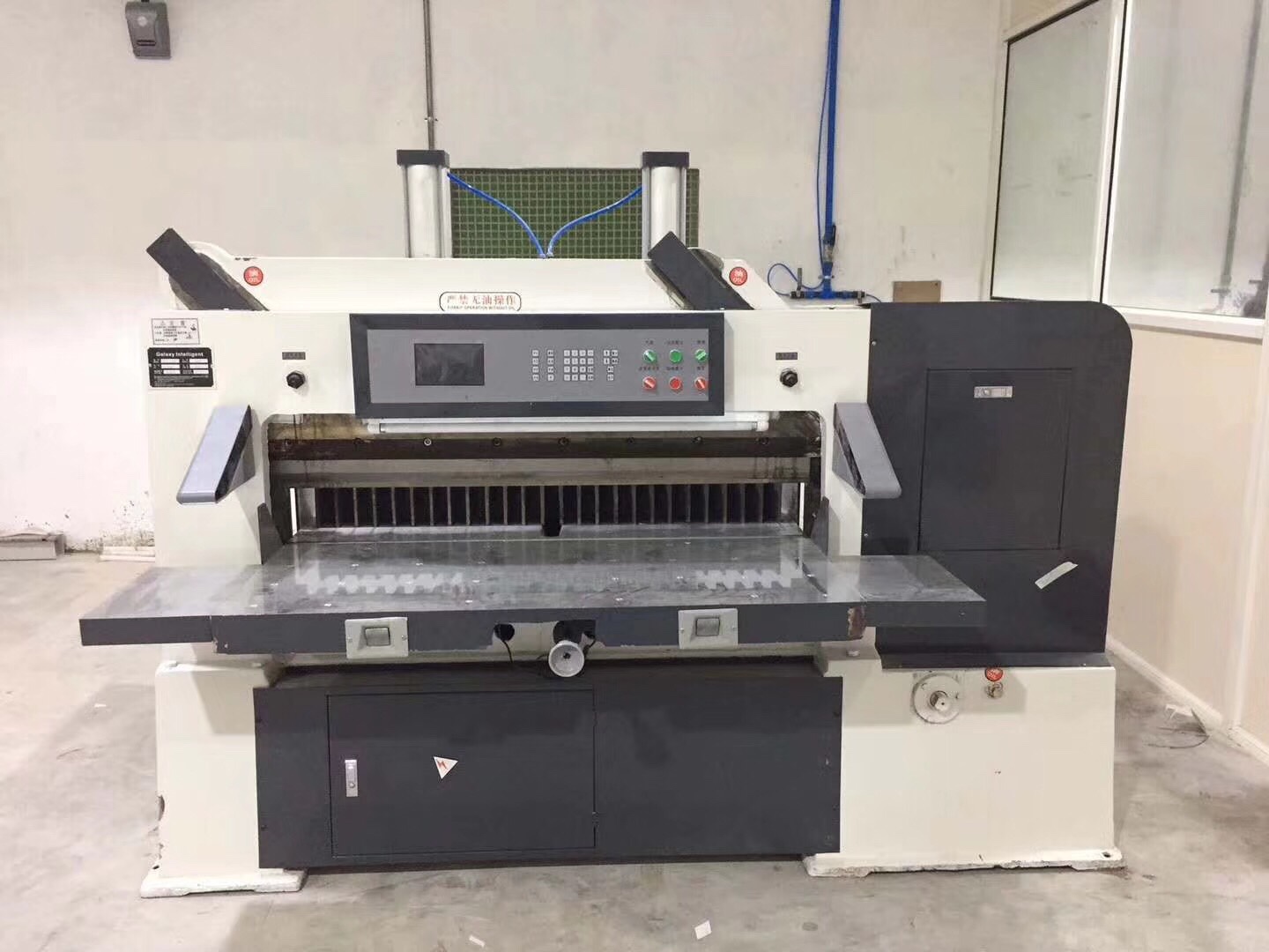 1300 Electric paper cutter undefined