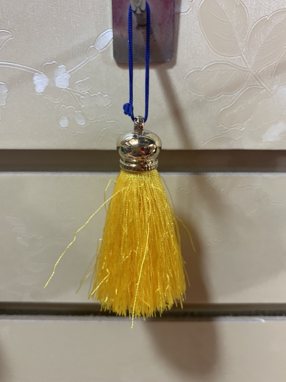 Supplying cute hats, wool balls, polyester embroidered thread shoes, flower balls, tassels, decorative scarves, and plush ball hangers. 17