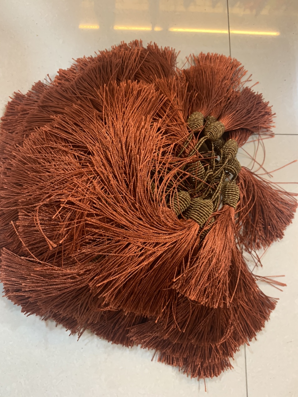 Supplying cute hats, wool balls, polyester embroidered thread shoes, flower balls, tassels, decorative scarves, and plush ball hanging racks. 2