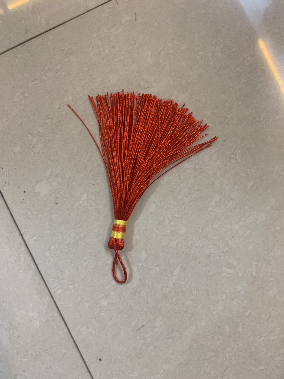 Supplying cute hats, wool balls, polyester embroidered thread shoes, flower balls, tassels, decorative scarves, and plush ball hanging racks. 15