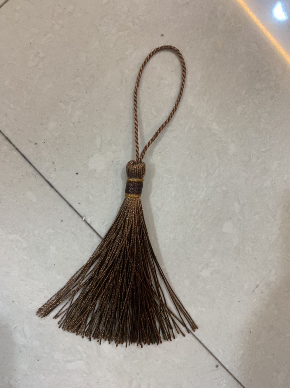 Supplying cute hats, wool balls, polyester embroidered thread shoes, flower balls, tassels, decorative scarves, and plush ball hangers. 9