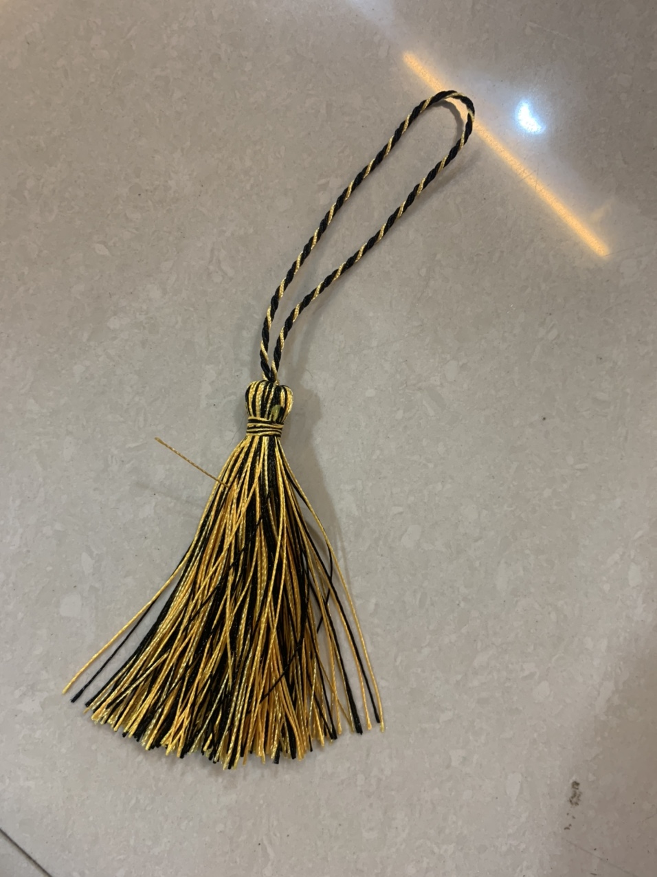 Supplying cute hats, wool balls, polyester embroidered thread shoes, flower balls, tassels, decorative scarves, and plush ball hangers. 12