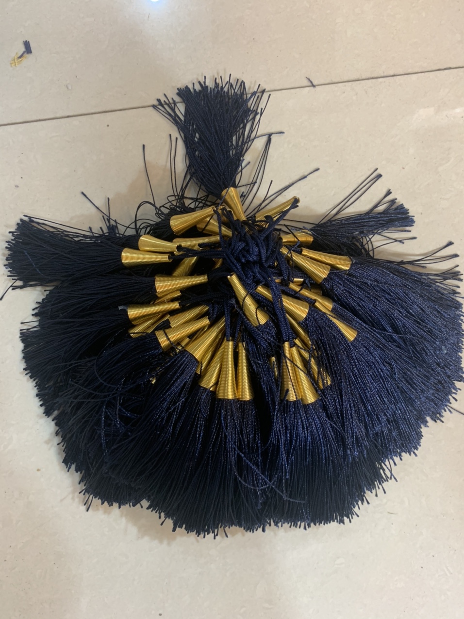 Supplying cute hats, wool balls, polyester embroidered thread shoes, flower balls, tassels, decorative scarves, and plush ball hangers. 1