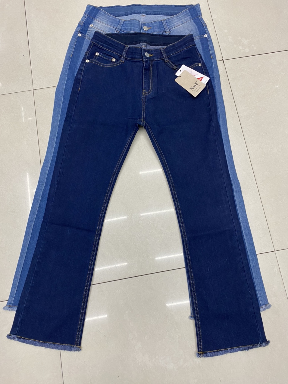 库存女款弹力牛仔裤喇叭两个颜色