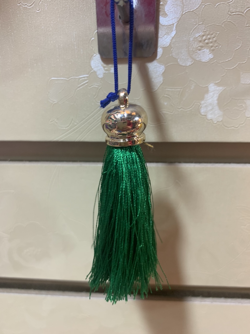 Supplying cute hats, wool balls, polyester embroidered thread shoes, flower balls, tassels, decorative scarves, and plush ball hanging racks. 19