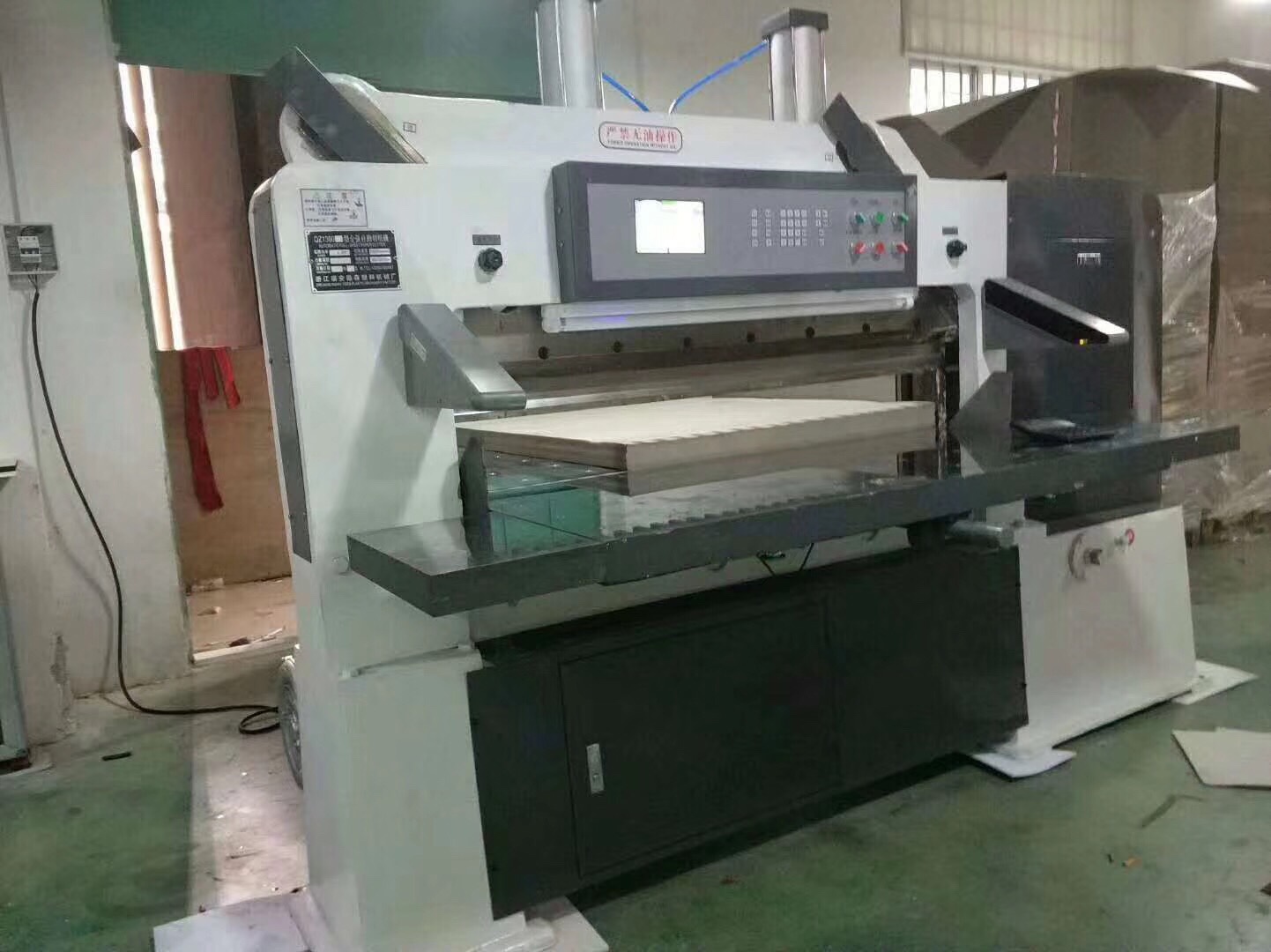 1300 Electric paper cutter Item Picture