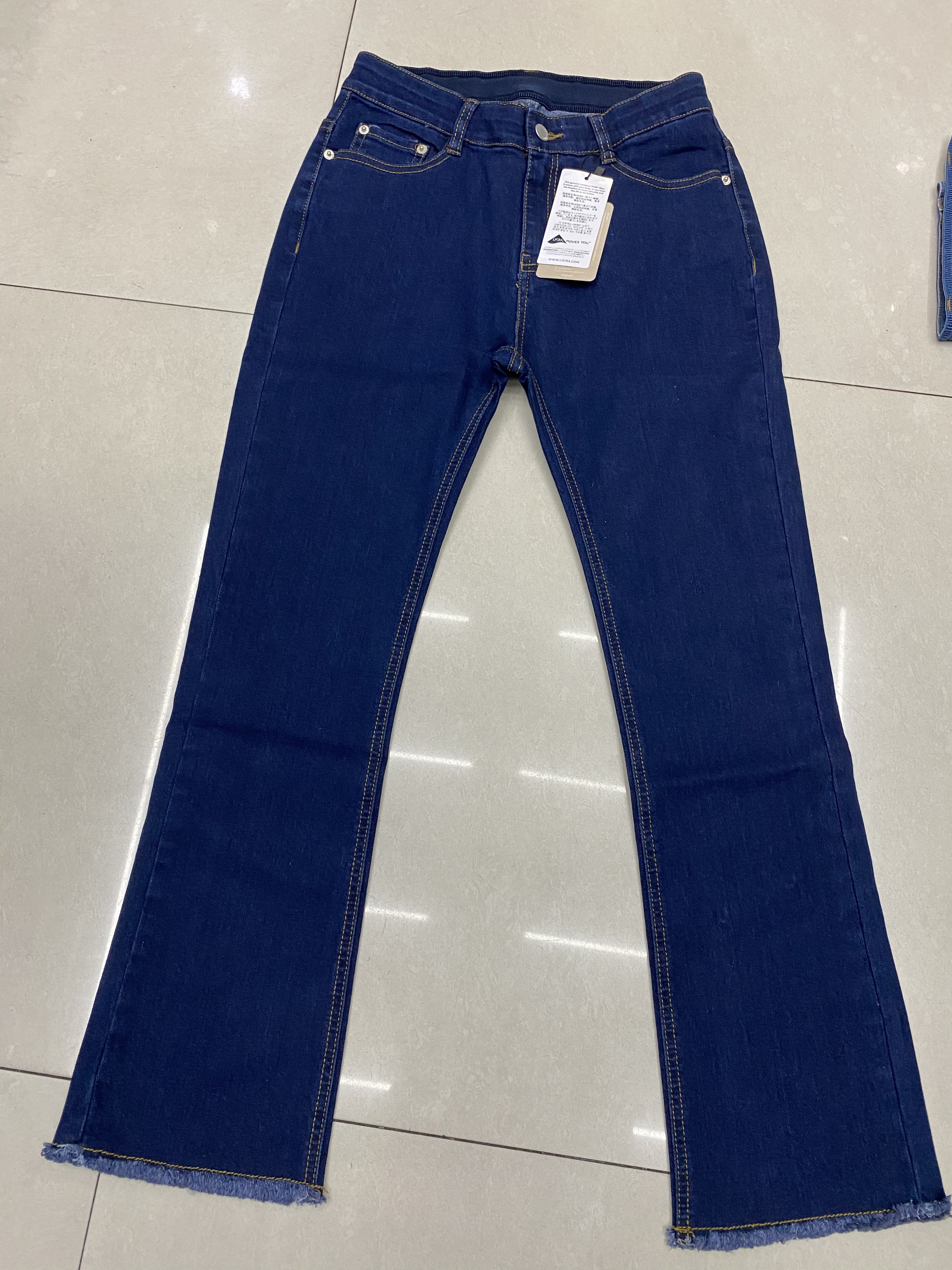 库存女款弹力牛仔裤喇叭两个颜色细节图
