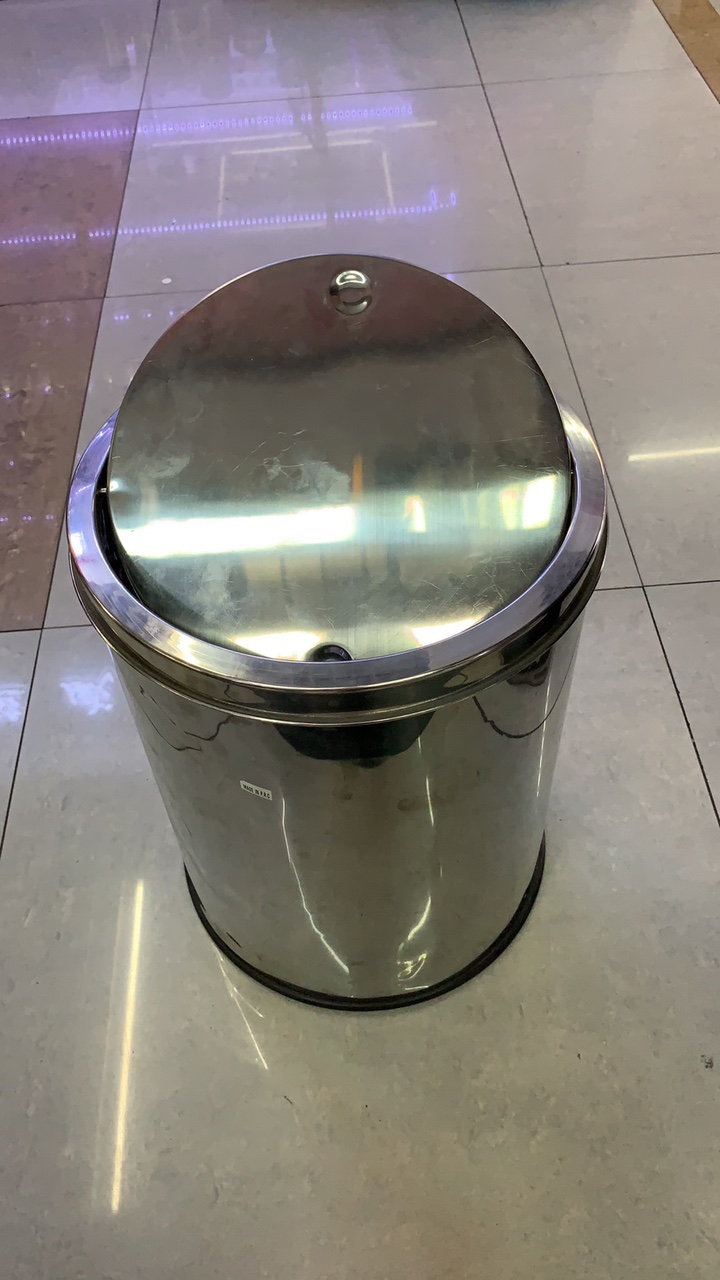 摇盖垃圾桶
