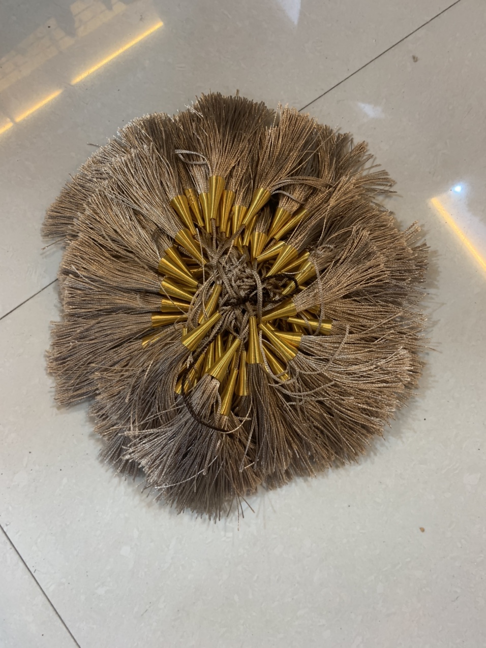 Supplying cute hats, wool balls, polyester embroidered thread shoes, flower balls, tassels, decorative scarves, and plush ball hangers. 3