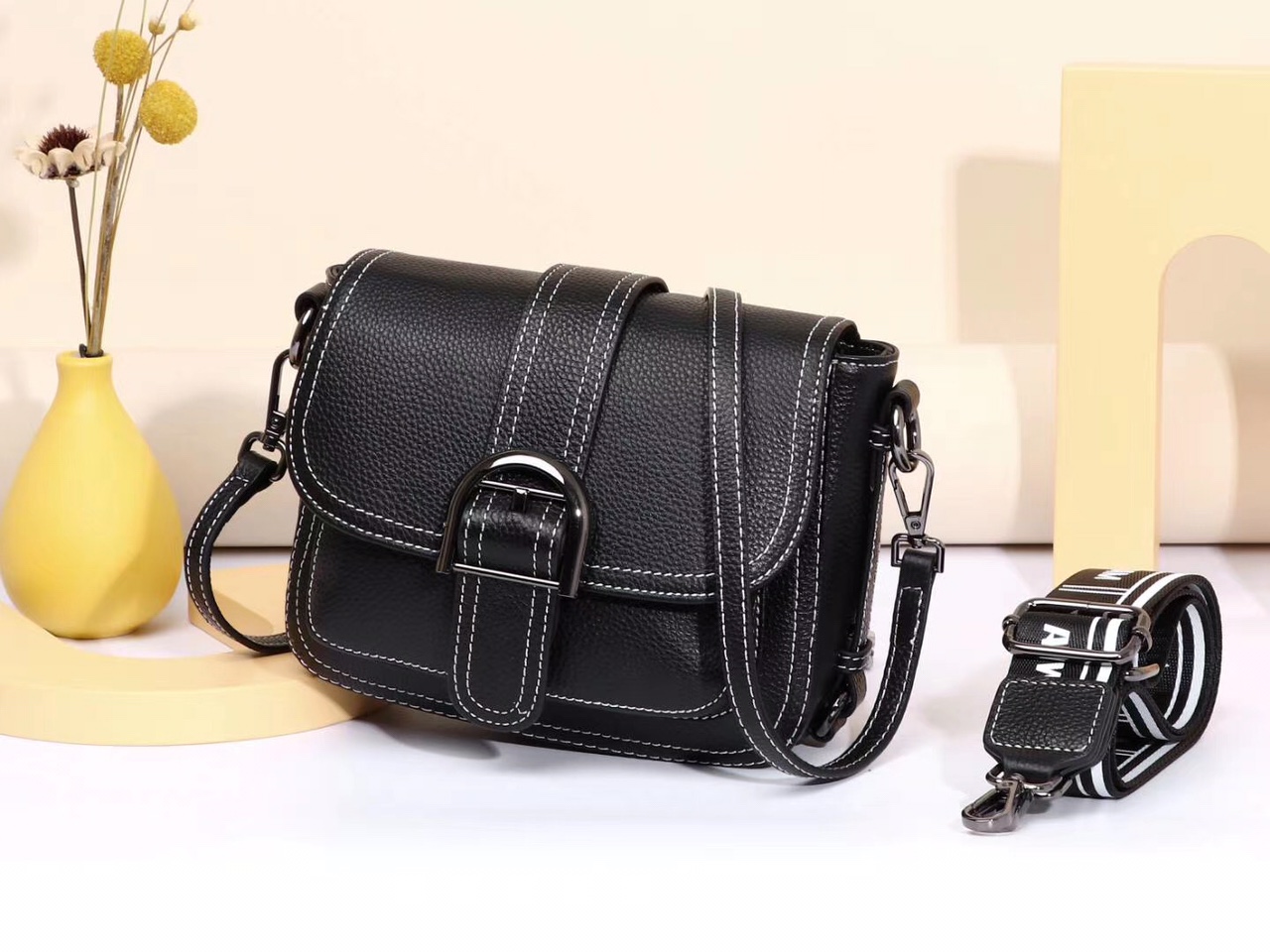 女士小挎包，材质：头层牛皮，新款超级爆！超跑量款！高颜值，时尚实用！货号：A006尺寸：18*10*14CM颜色：黑色图