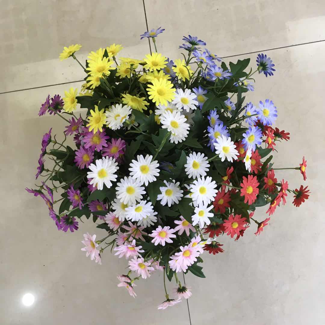 The living room features a 9-pronged 24-head artificial flower arrangement with Korean-style chrysanthemums details Picture