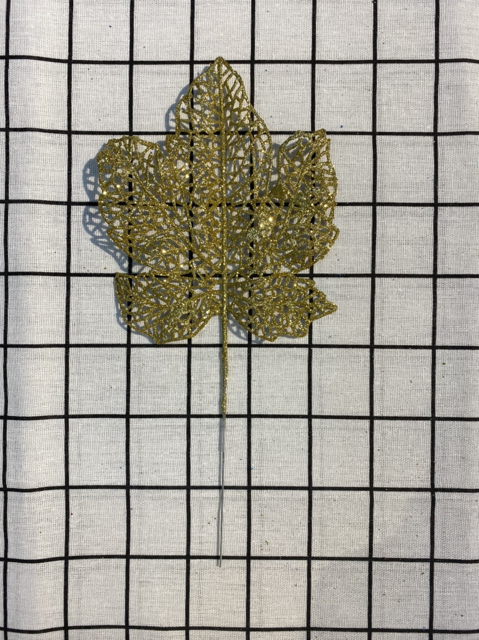 Single maple leaf