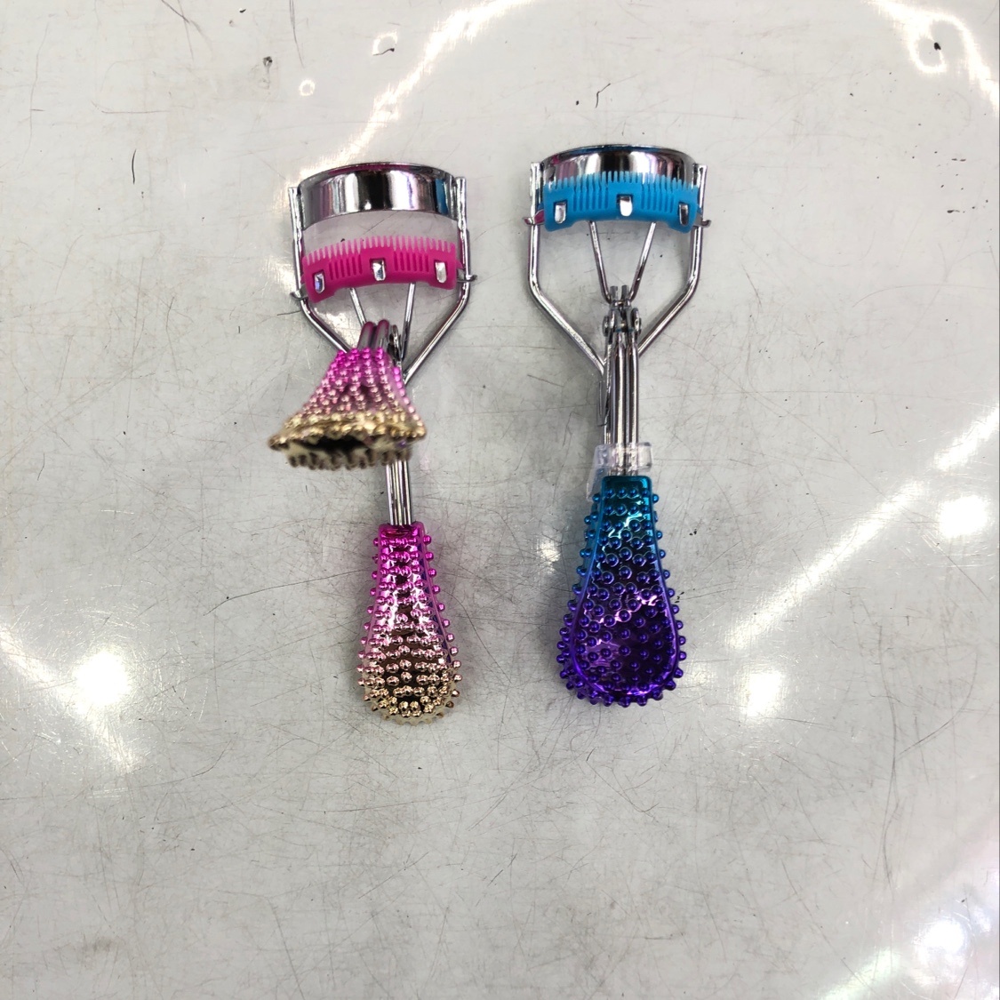 Iridescence two-color comb buckle eyelash curler details Picture