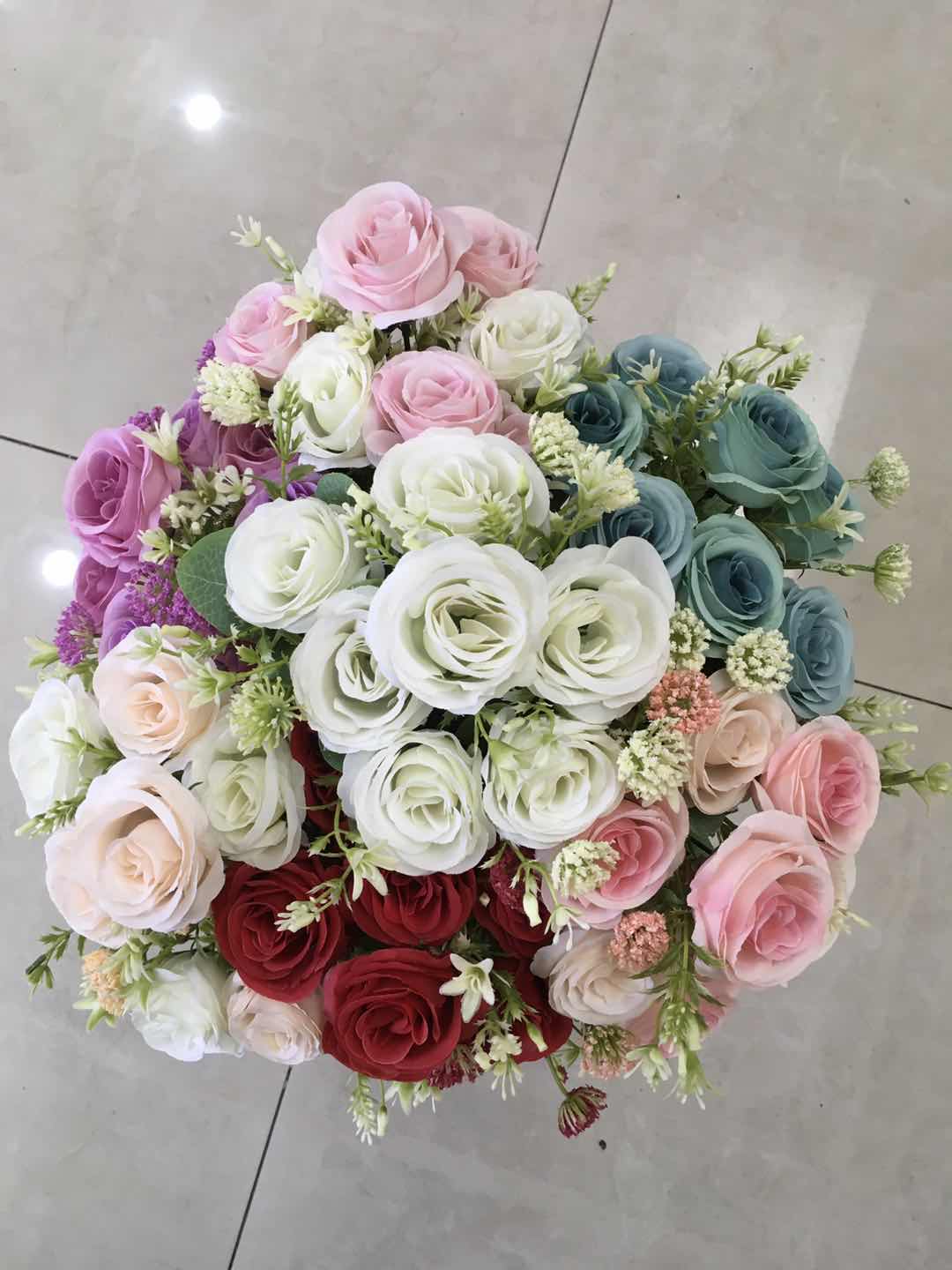 The living room is decorated with a 7-pronged artificial flower, the splendid gentleman rose