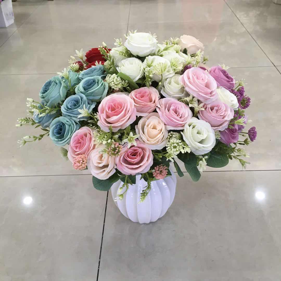 The living room is decorated with a 7-pronged artificial flower, the splendid gentleman rose details Picture