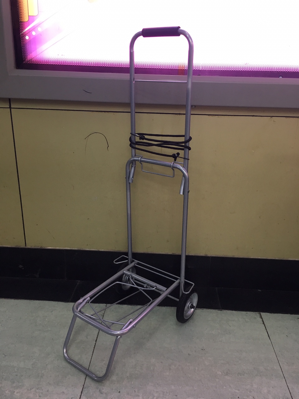 It's convenient and lightweight to carry a shopping cart when buying vegetables and shopping at a street stall