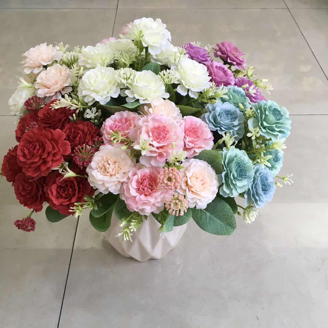 The living room is decorated with artificial flowers and 7-pronged splendid peonies details Picture