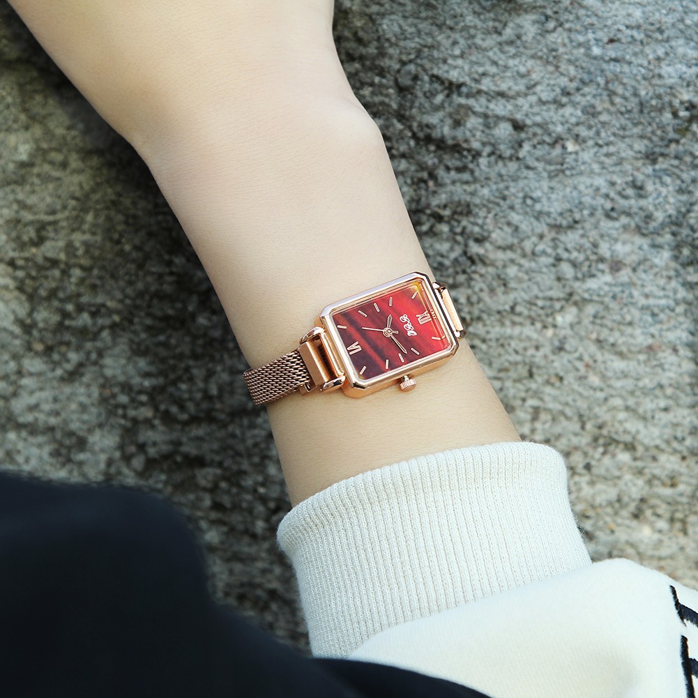 The small square watch with magnetic magnets, the same style as Zheng Shuang's Douyin bestseller women's watch detail image 5