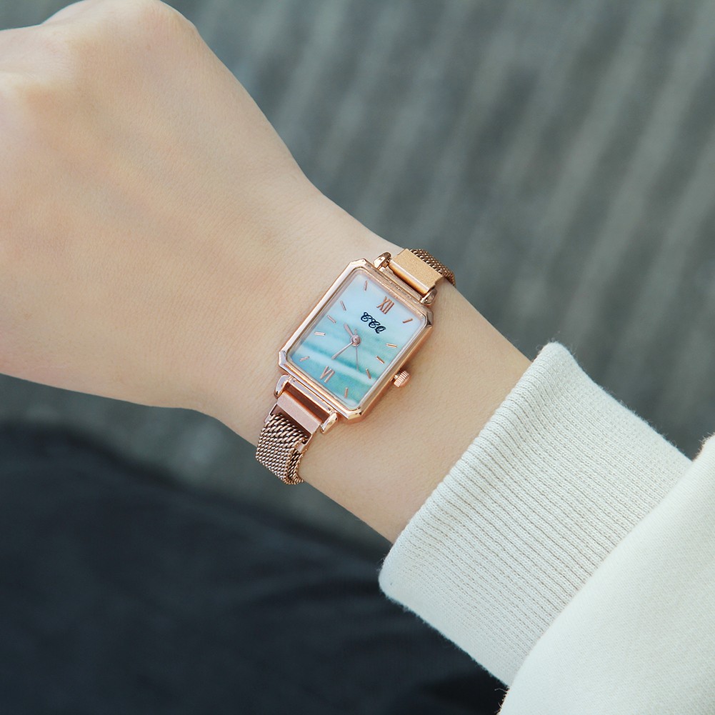 The small square watch with magnetic magnets, the same style as Zheng Shuang's Douyin bestseller women's watch detail image 2