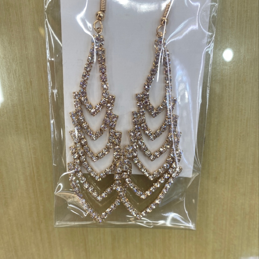 Fashionable and high - end diamond earrings thumbnail