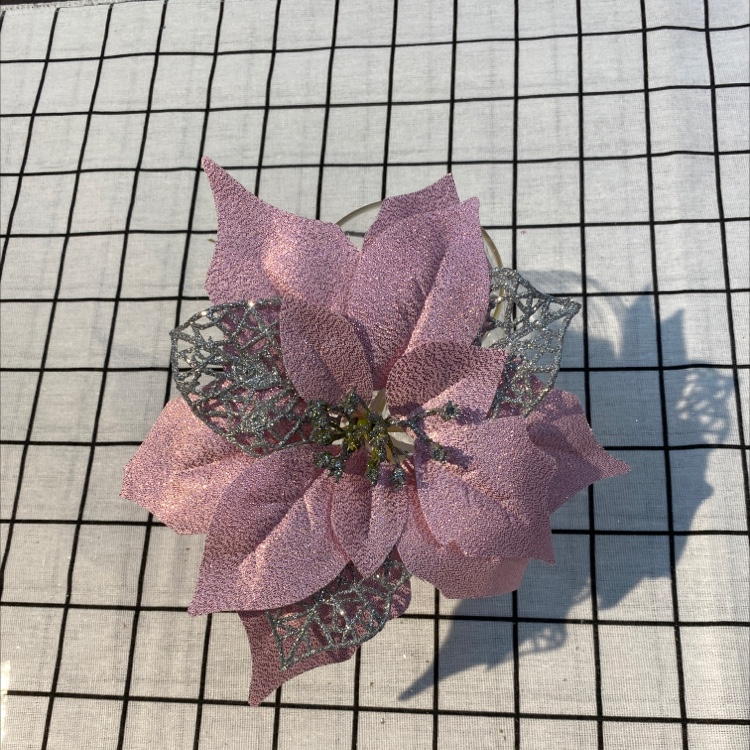 A combination of pink scallion cloth and Christmas flowers