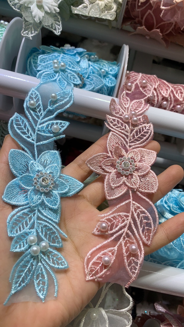 New style with diamond-patterned lace