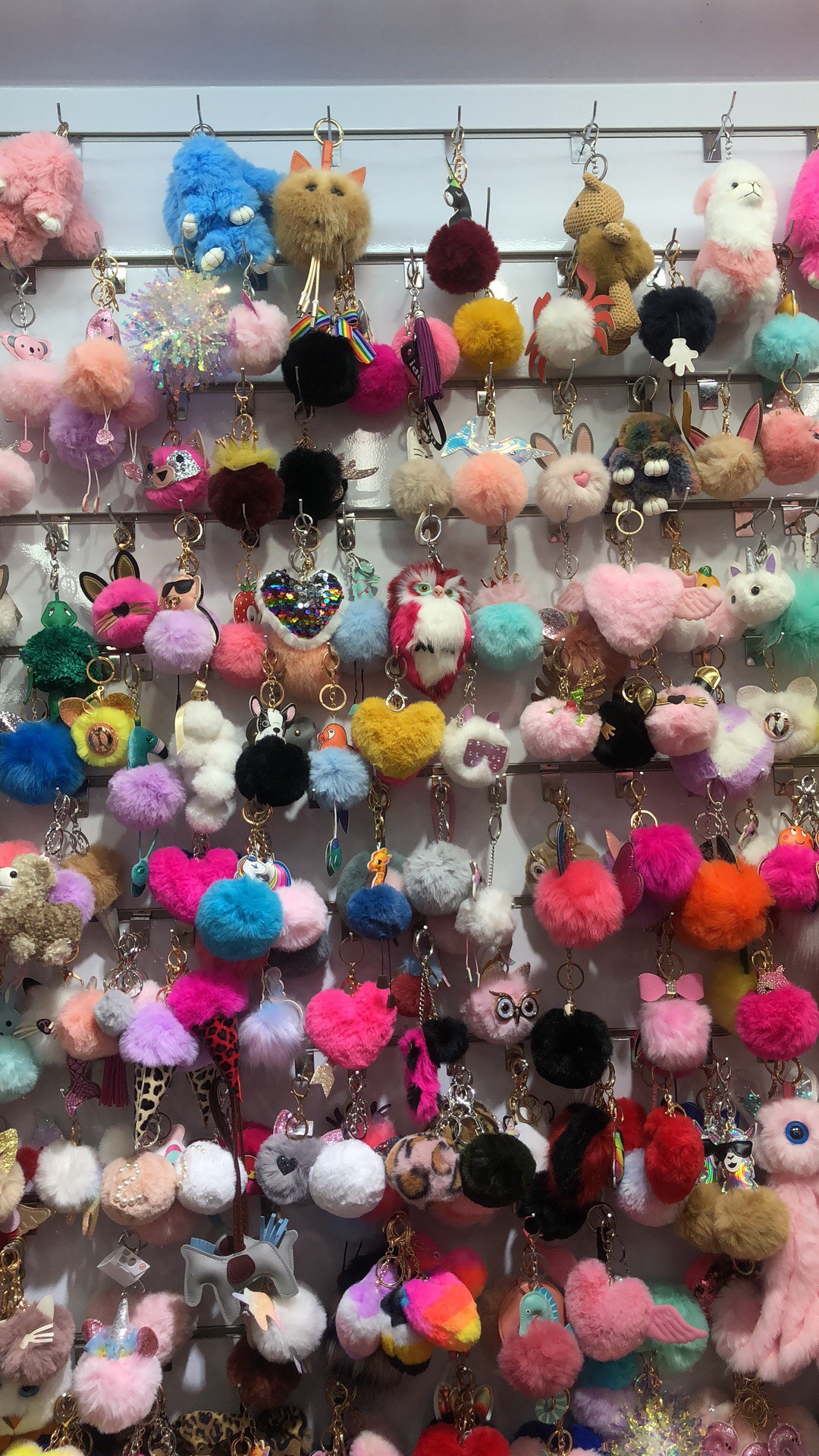 厂家直销新款毛球挂件批发时尚白底实物图