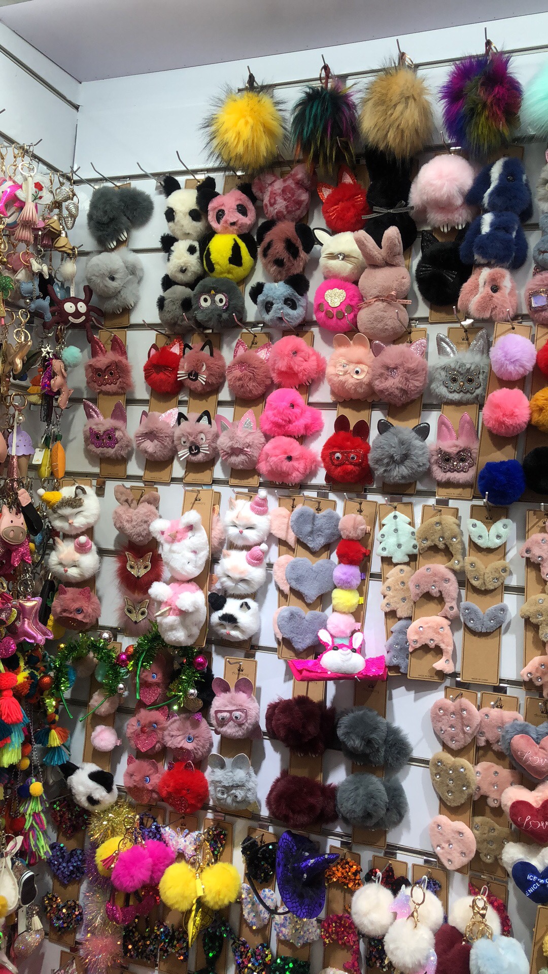 厂家直销新款毛球挂件批发时尚产品图