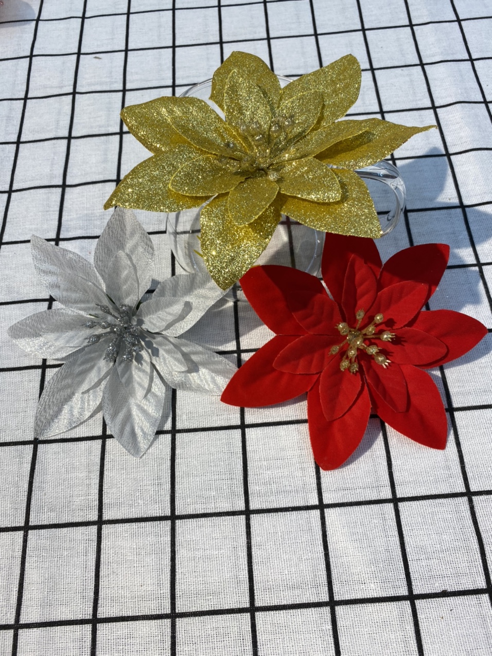 Shaping Christmas flowers