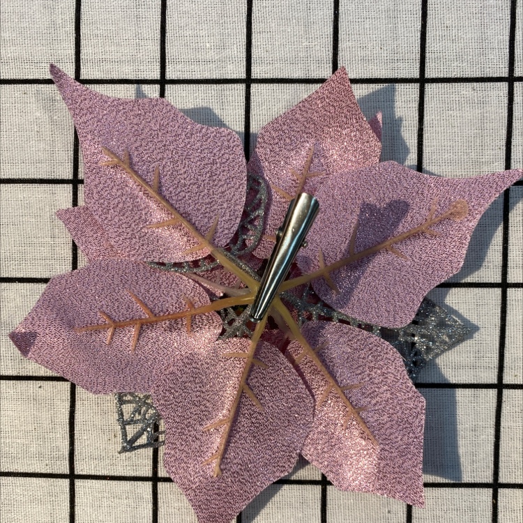 A combination of pink scallion cloth and Christmas flowers detail image 1