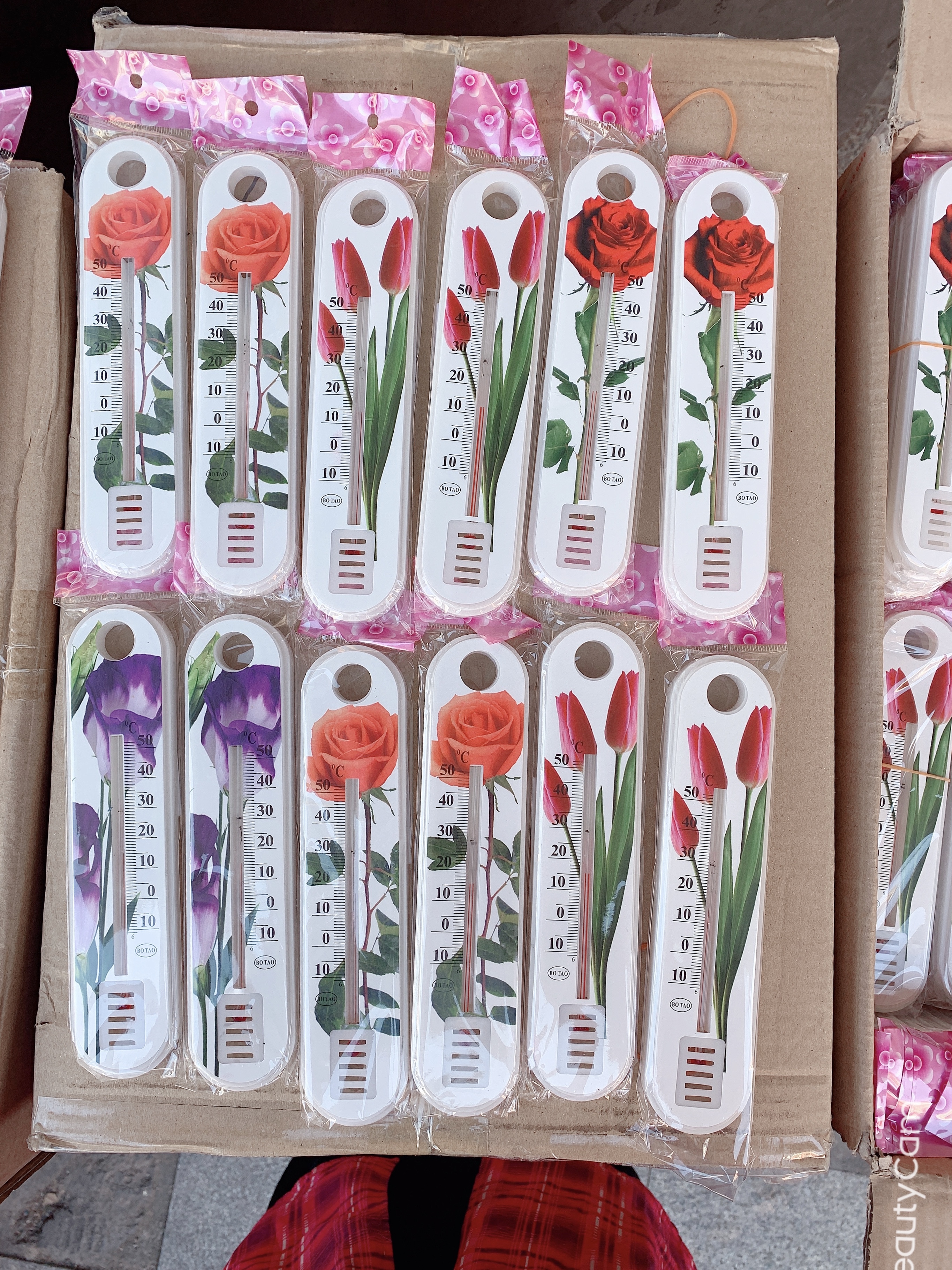 Plastic cartoon rose-patterned thermometer, indoor and outdoor thermometer, greenhouse thermometer undefined