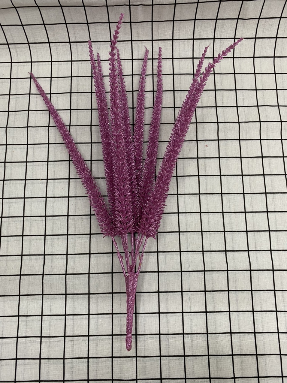 Tie up a large chicken tail with nine forks