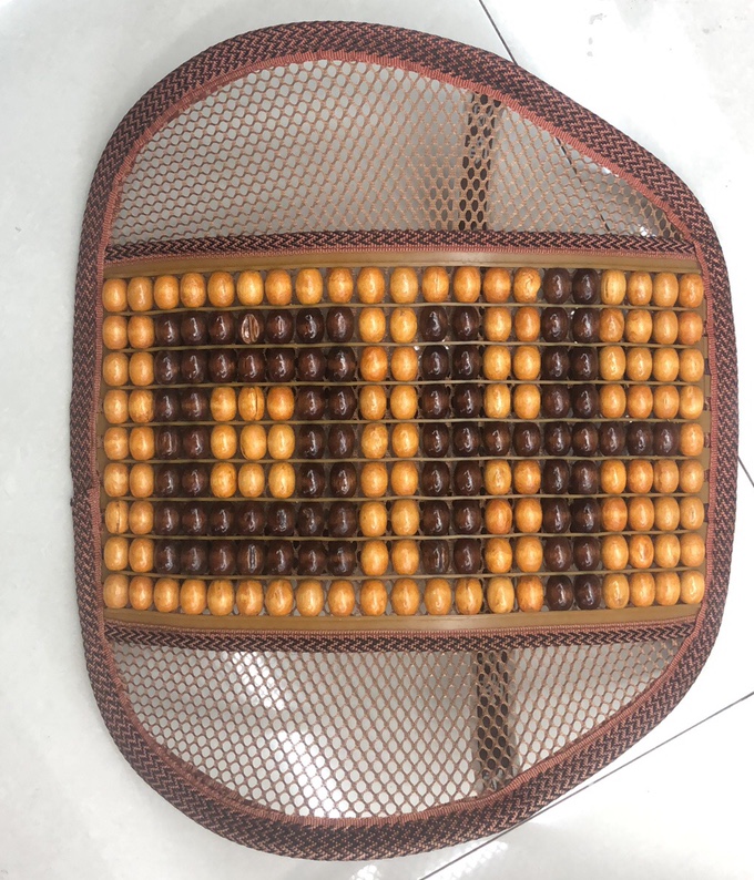 The wooden beads lean against the waist