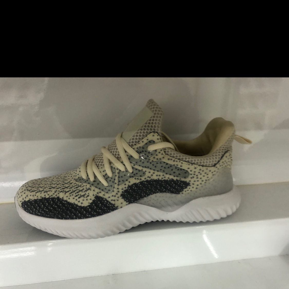 新款时尚运动鞋女图