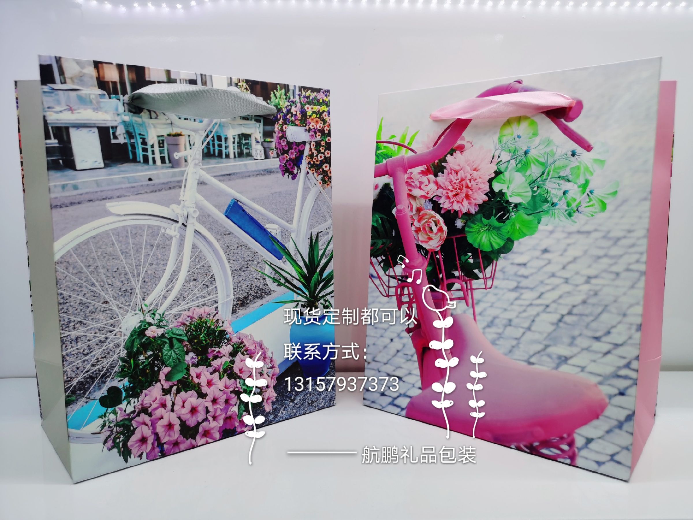 In-stock white card paper bags, flower and plant gift bags, heart-shaped packaging bags, insect gift bags, handbags, bag source factory details Picture