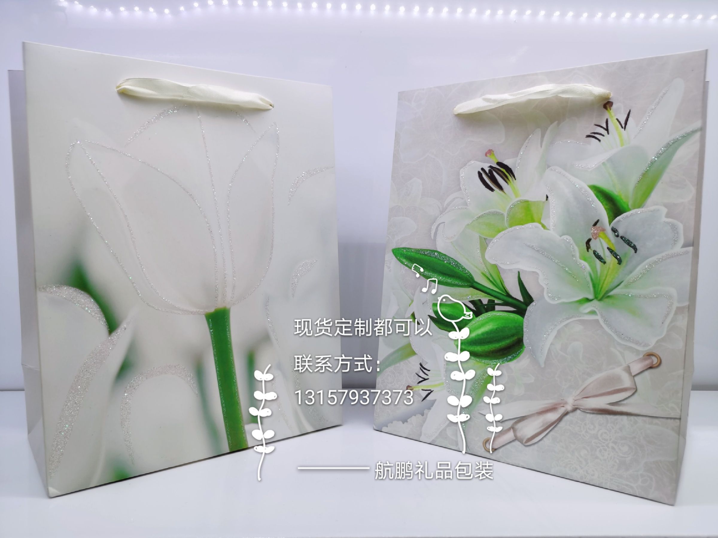 Wholesale thickened cardstock gift bags, heart-shaped flower folding hand-held packaging bags, small gift bags details Picture