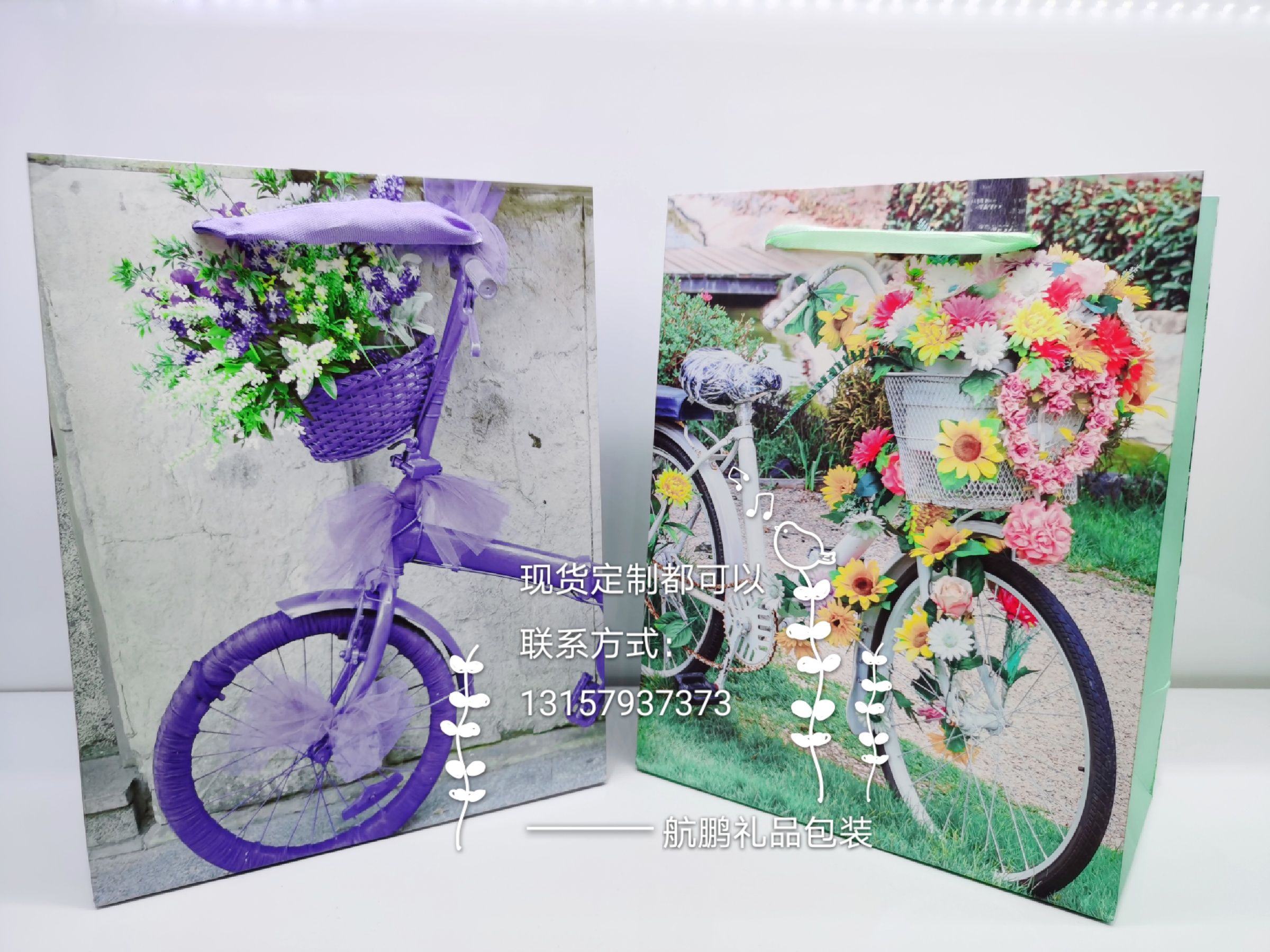 In-stock white card paper bags, flower and plant gift bags, heart-shaped packaging bags, insect gift bags, handbags, bag source factory full figure