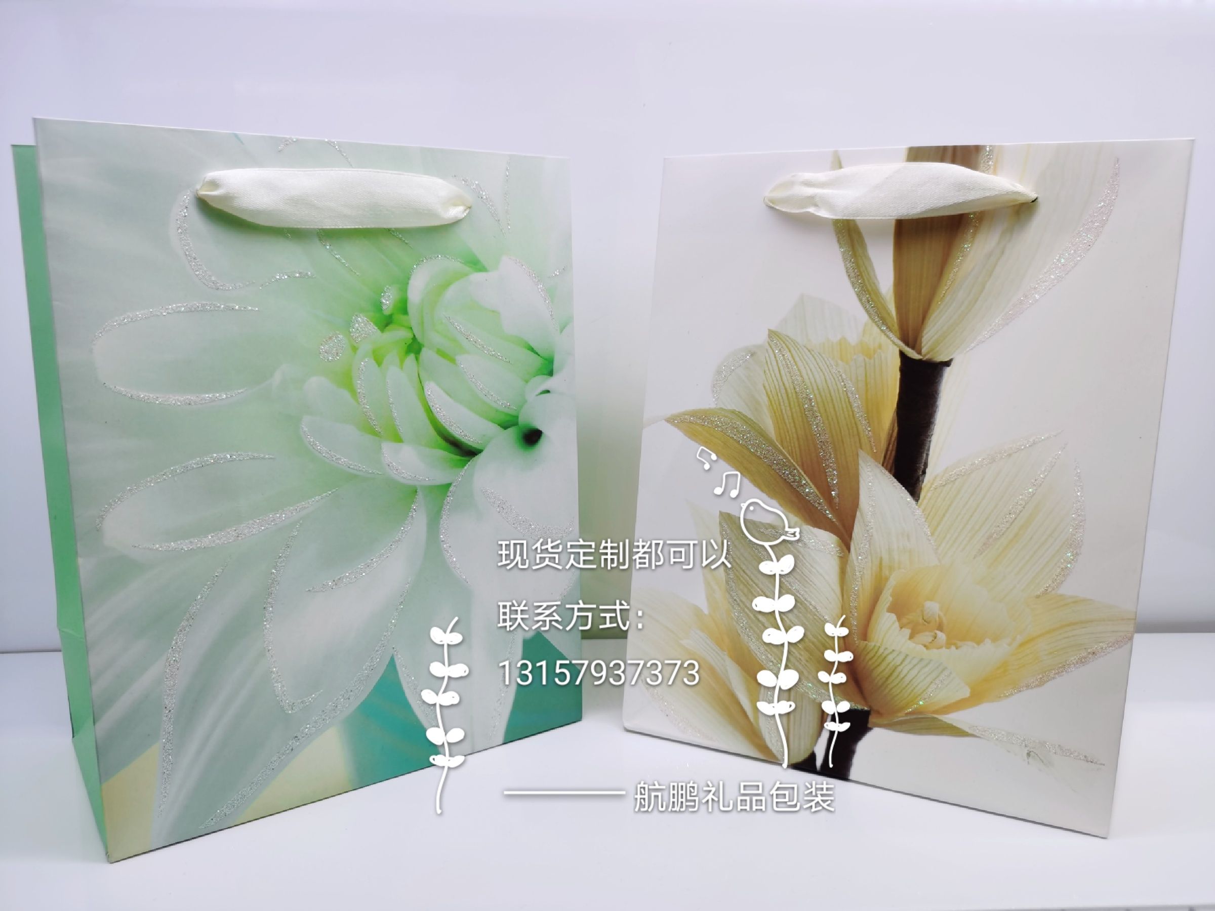 Wholesale thickened cardstock gift bags, heart-shaped flower folding hand-held packaging bags, small gift bags full figure
