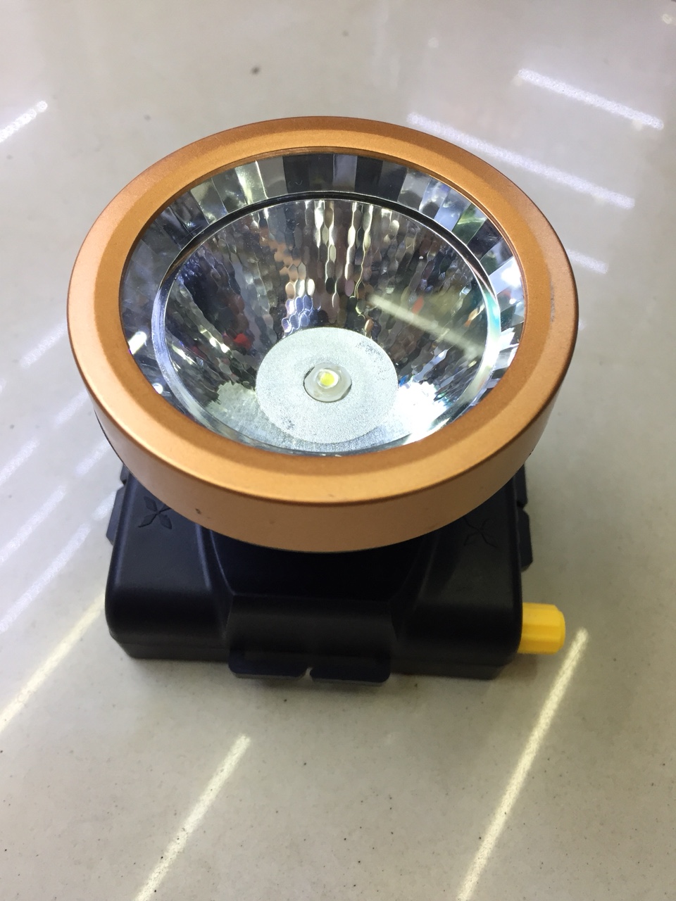 Model 2001 dimmable battery headlamp