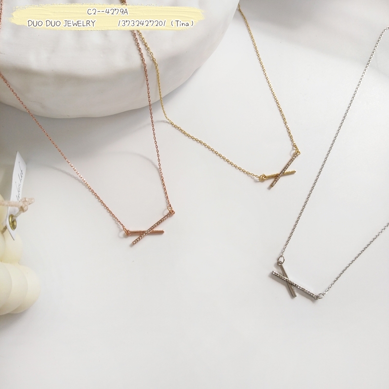 Collarbone chain pendant necklace detail image 4