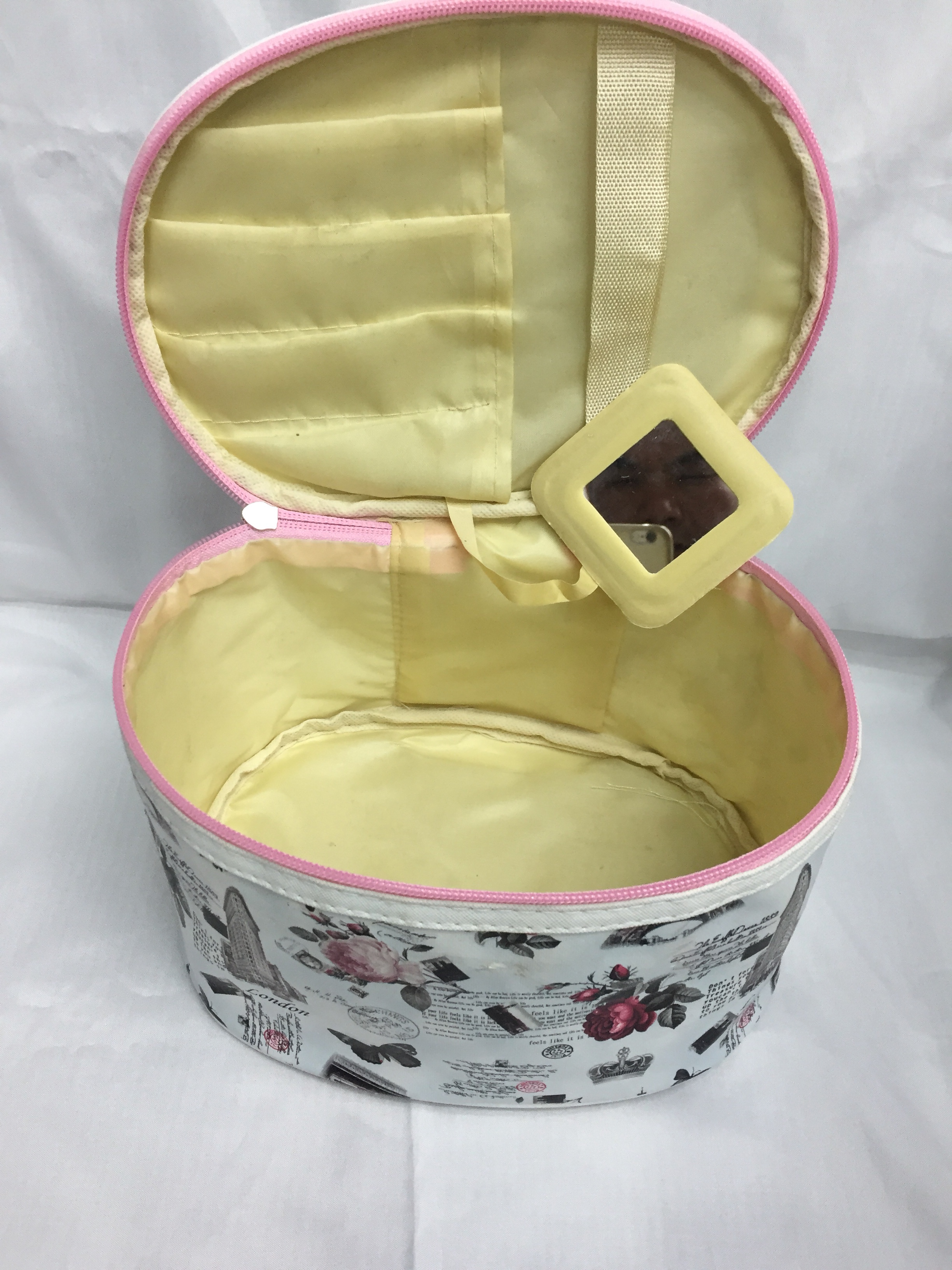 PVC oval-shaped cosmetic bag details Picture