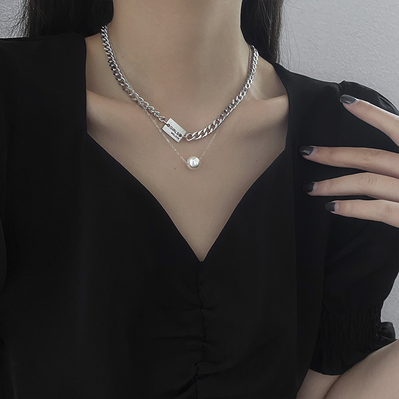 Double-layer alloy necklace in European and American style detail image 4