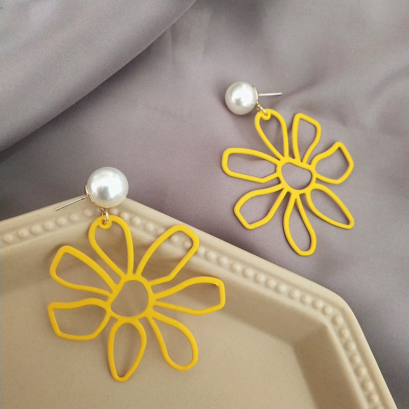 Large flower earrings, petal pearl earrings, feminine charm, Korean simple and trendy earrings and ear clips detail image 6